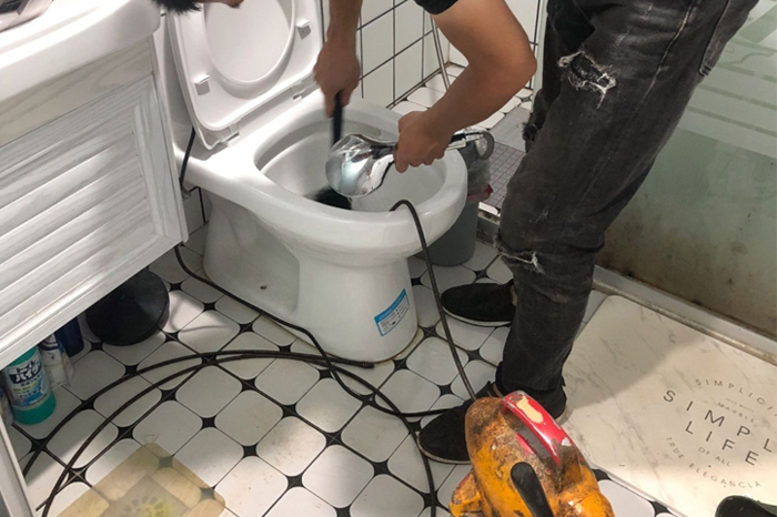 阳日镇疏通下水道