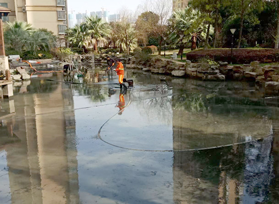 阳日镇景观池淤泥清理