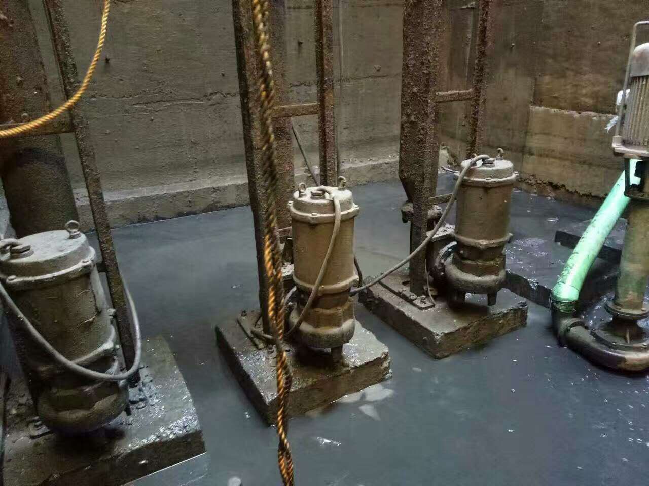 阳日镇污水池清理