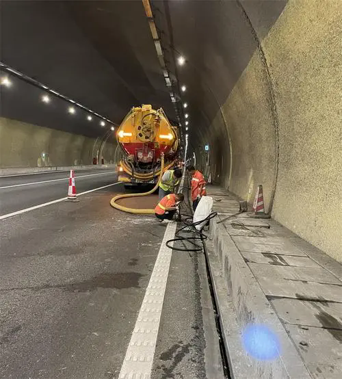 阳日镇隧道排水渠清淤